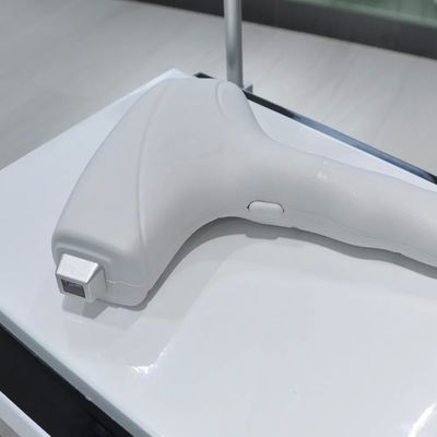 ৮০৮ এনএম ডায়োড লেজার চুল অপসারণ মেশিন ৪৫০-৬০০ ওয়াট পাওয়ার এবং স্থায়ী চুল অপসারণের জন্য ১০ মিলিয়ন শট সহ